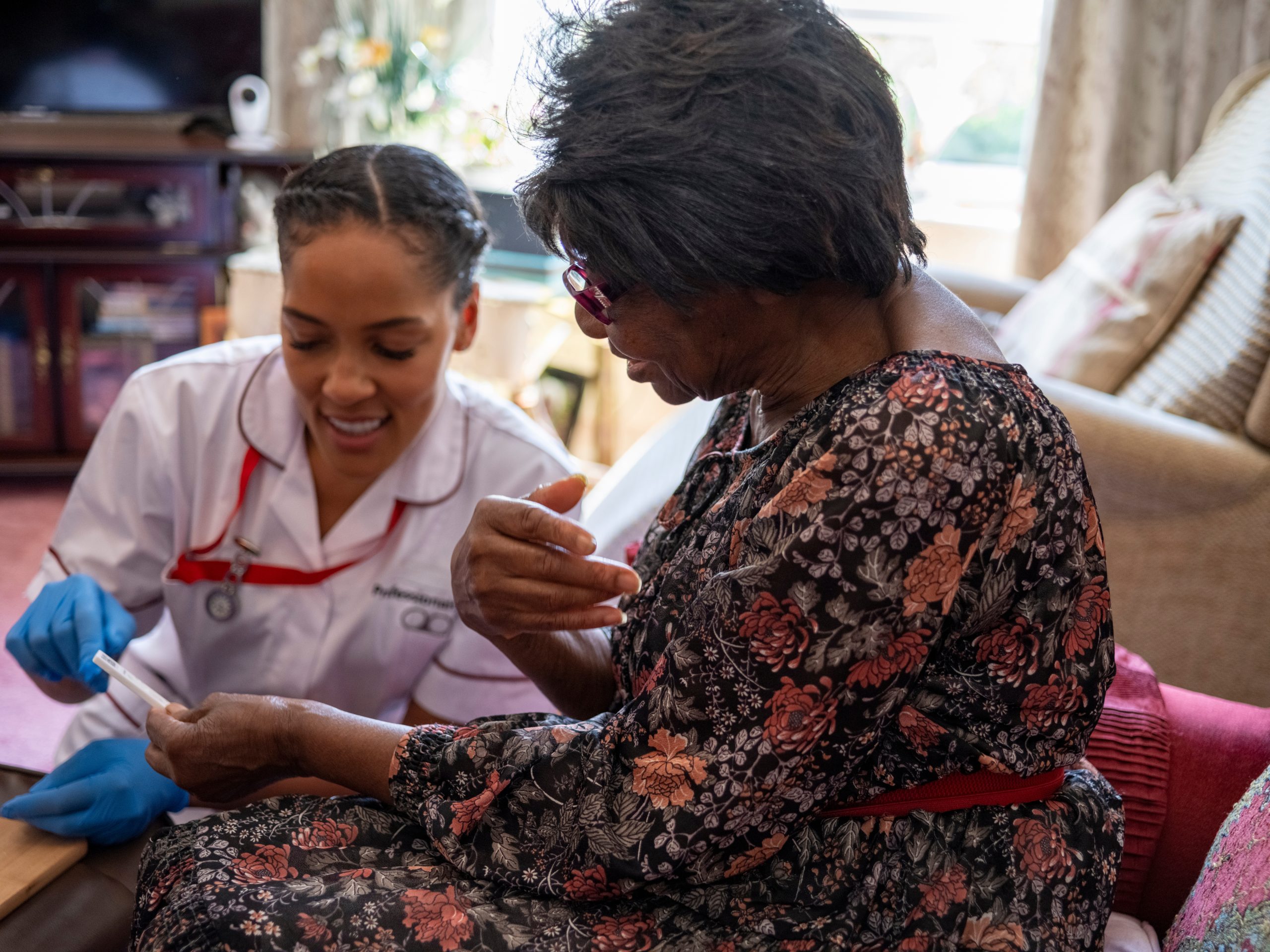 Nurse�taking care of elderly woman